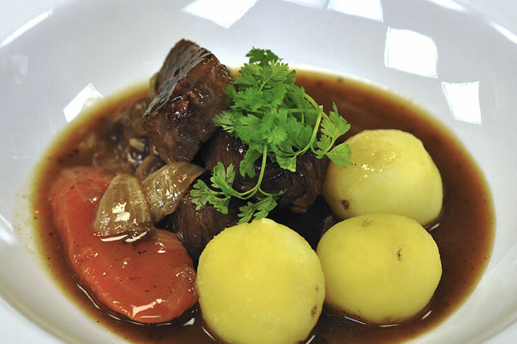 Jaguarkocken_Klassisk-gryderet-med-kogte-kartofler-og-syltede-rodbeder_1_240201-1000×500