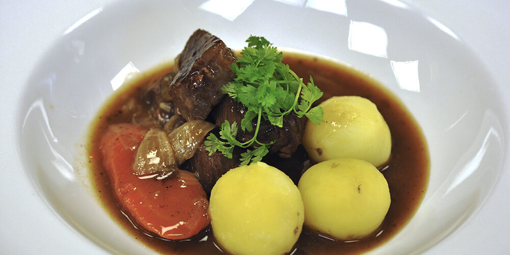 Jaguarkocken_Klassisk-gryderet-med-kogte-kartofler-og-syltede-rodbeder_1_240201-1000×500
