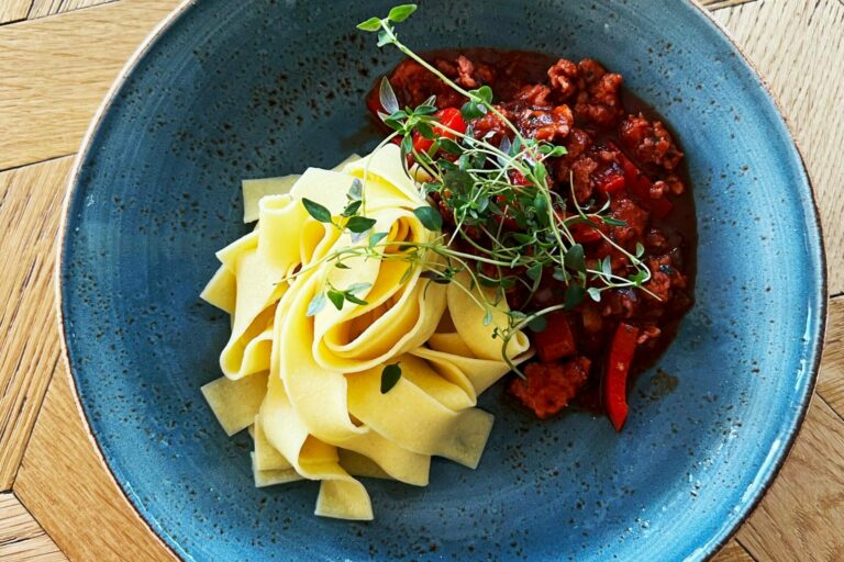 Jaguarkocken_recept_salsicciapasta_0288-tonad_webb-scaled-2560×1280