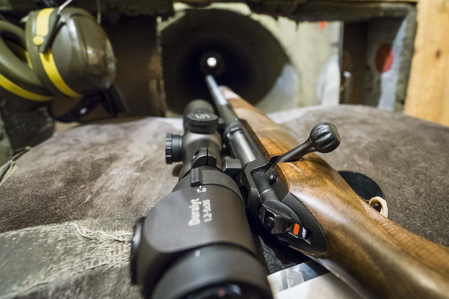 Ett vapen liggandes på ett bord.